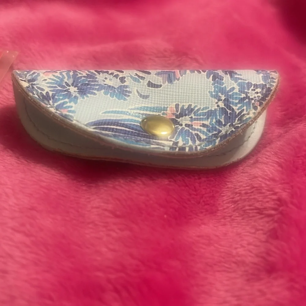 2 items Lilly Pulitzer new elephant phone ring and GUC air pod case.